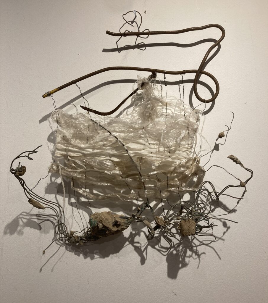 Bente R. Andersen, Kultur under Transformation, 43 x 38 x 13, jern, plastik, metaltråd, kobbertråd, silkestof, cement